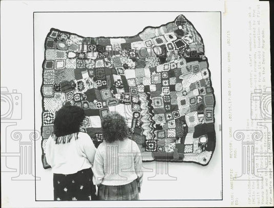 1990 Press Photo Staff members look at a quilt at Angeline's refuge center- Historic Images