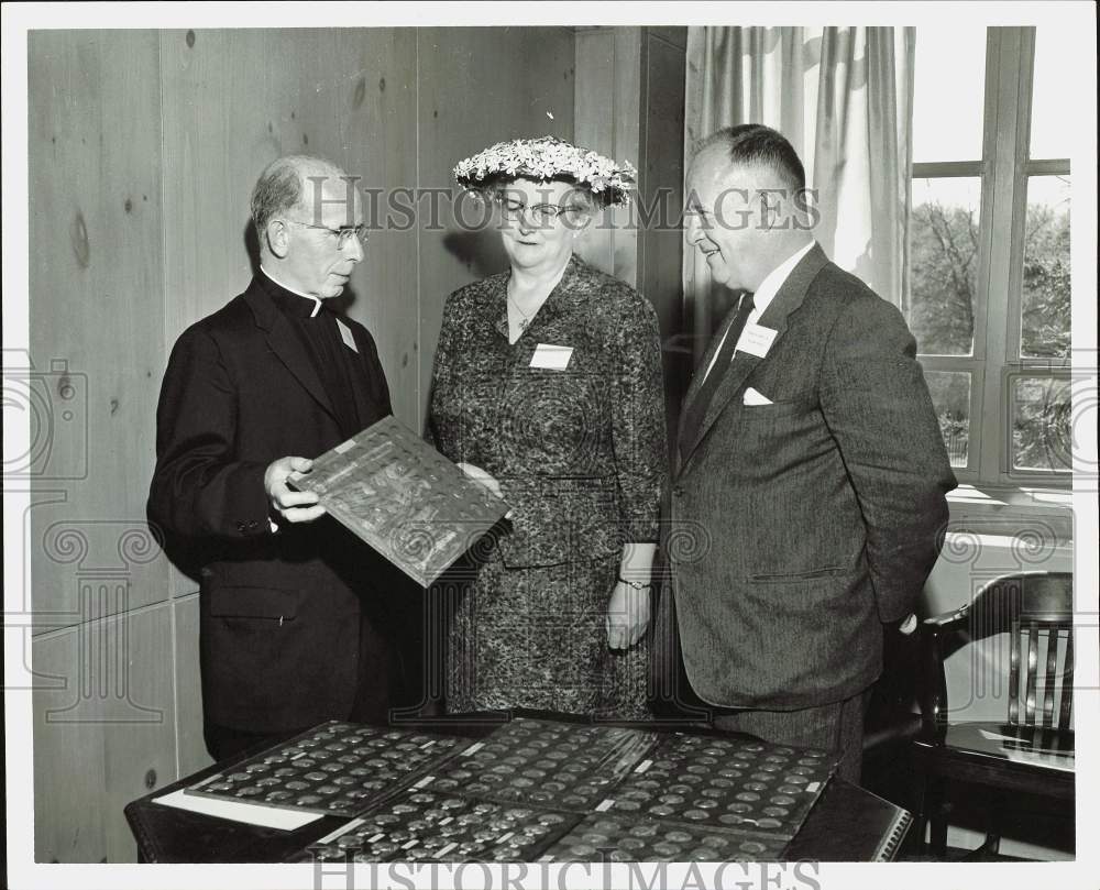 1959 Press Photo Classical Association members check rare coins, Boston College- Historic Images