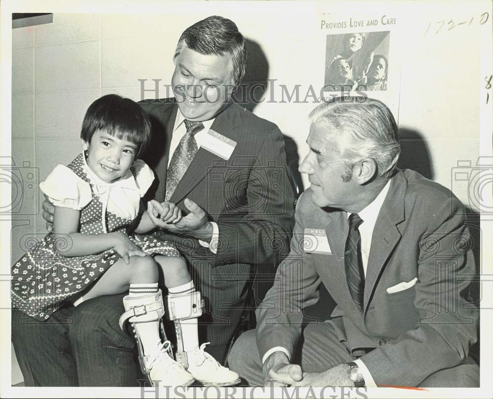 1971 Press Photo Tracy Ishid poses with W. Douglas Poole and Edward Brown- Historic Images