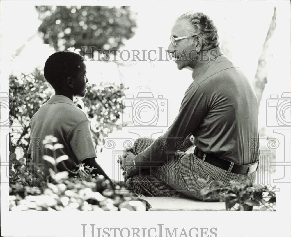 1977 Press Photo Alfred Solomon chats with Elyon William at Palmetto Elementary- Historic Images