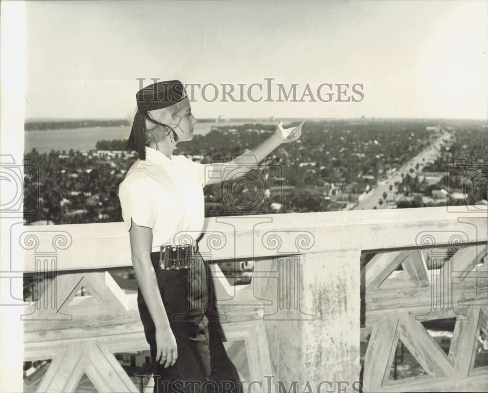 1980 Press Photo Hostess Diane Cooper on Trylon Tower Rooftop, Riviera Beach- Historic Images