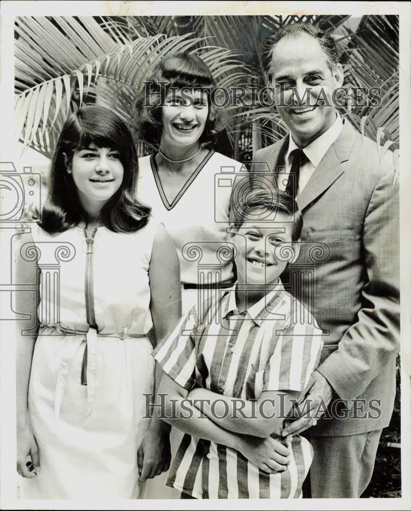 1965 Press Photo Director Bernard Finkelstein and family at a welcome reception- Historic Images