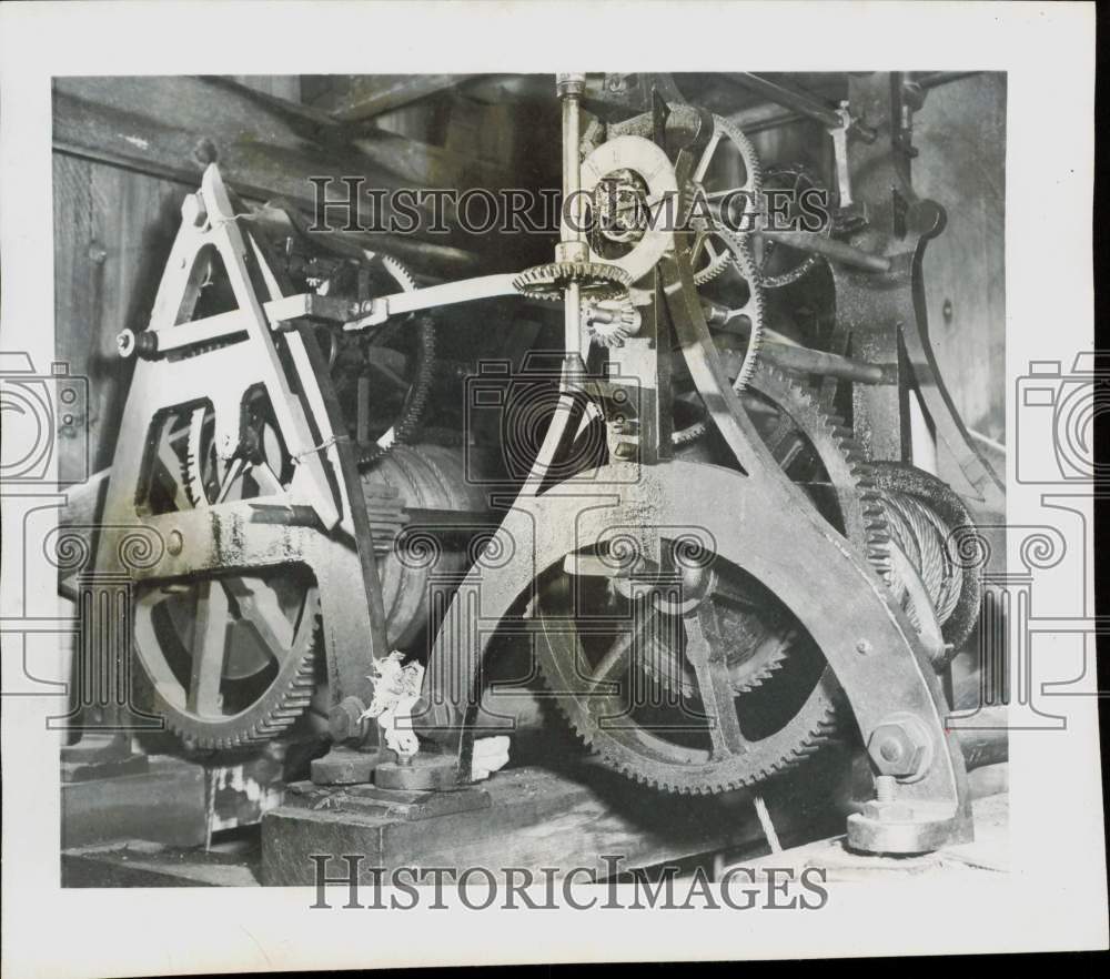 1954 Press Photo Closeup of cogwheels and cable drums of the courthouse clock- Historic Images