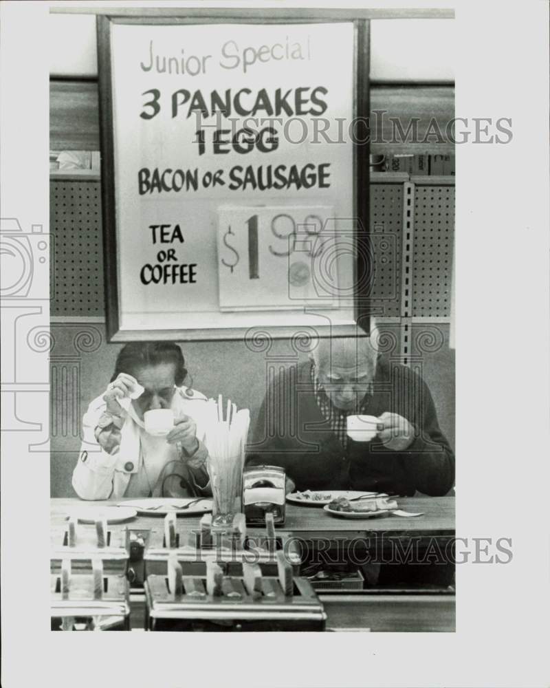 1983 Press Photo Two men eating at luncheonette in a drugstore - lra58642- Historic Images