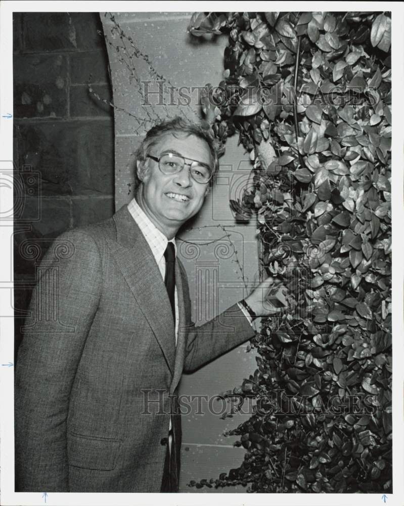 1976 Press Photo Mayor George Moscone turns on Christmas tree lights - lra60930- Historic Images