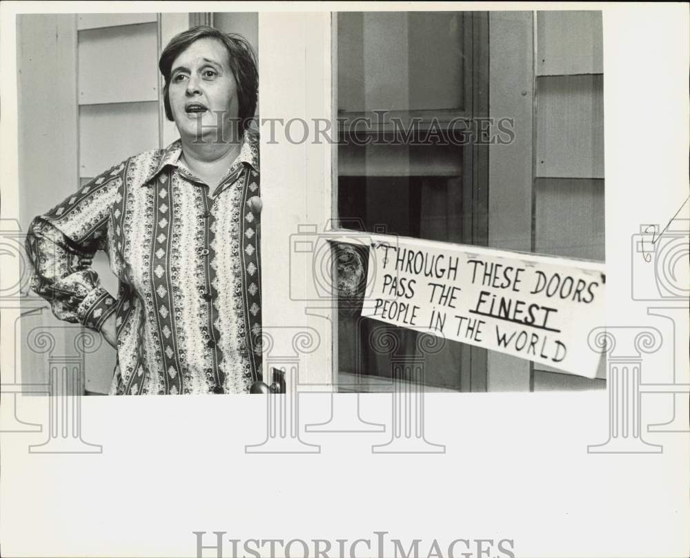 1973 Press Photo Dee Ayres Poses at Dee&#39;s Incorporated Halfway House Entrance- Historic Images