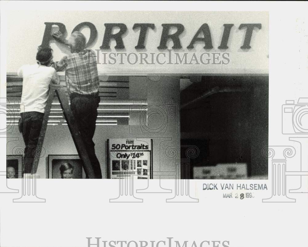 1990 Press Photo Dick Reiter and Ronnie Gargus working on American Fare sign- Historic Images