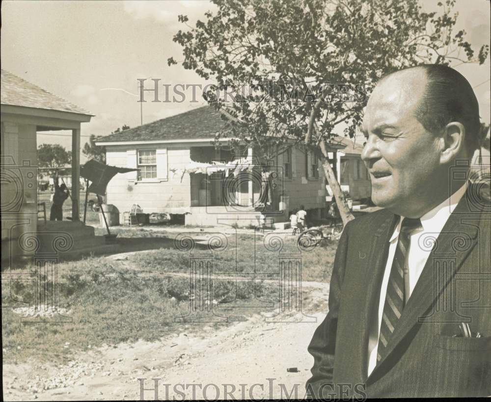 1960 Press Photo An official visits the houses of labor farm migrants in Miami- Historic Images