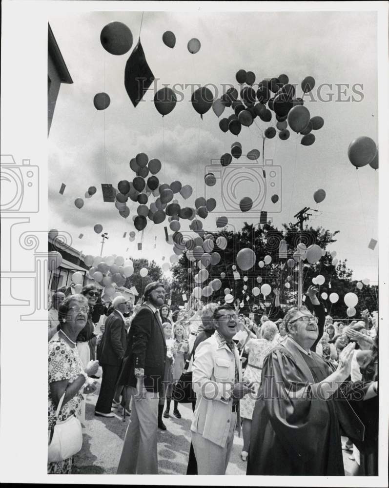 1977 Press Photo Group releases balloons outside Trinity United Church of Christ- Historic Images