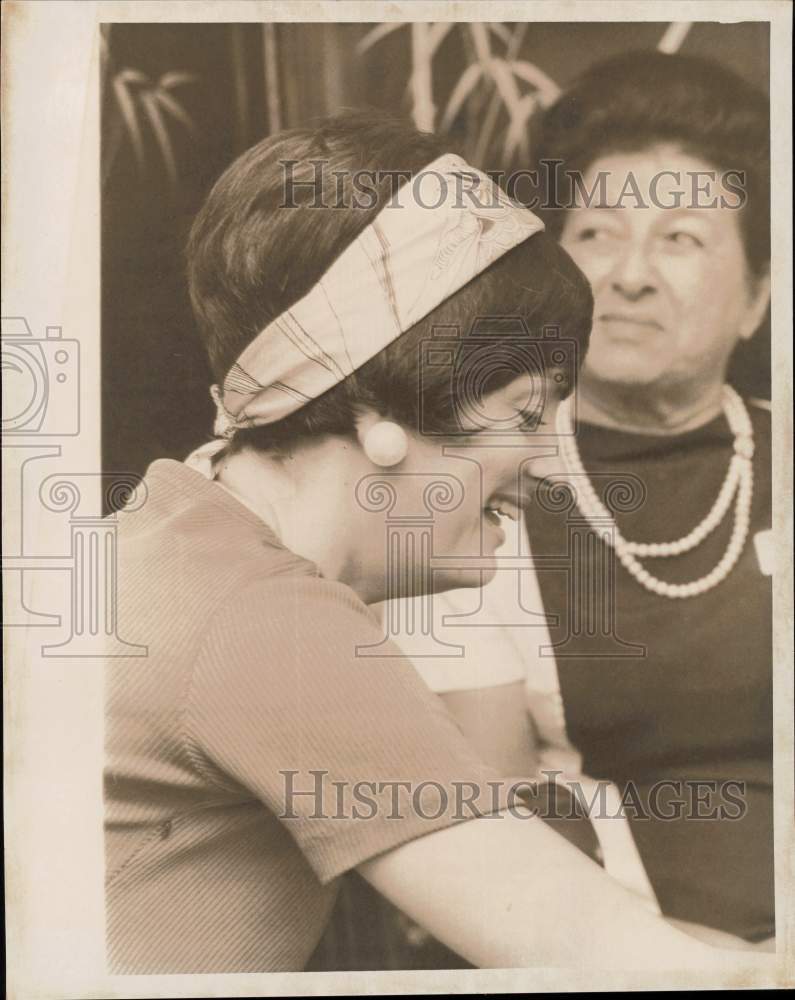 Press Photo Julie Cochman and Rhea Gladwin at N.O.W. meeting - lra73488- Historic Images