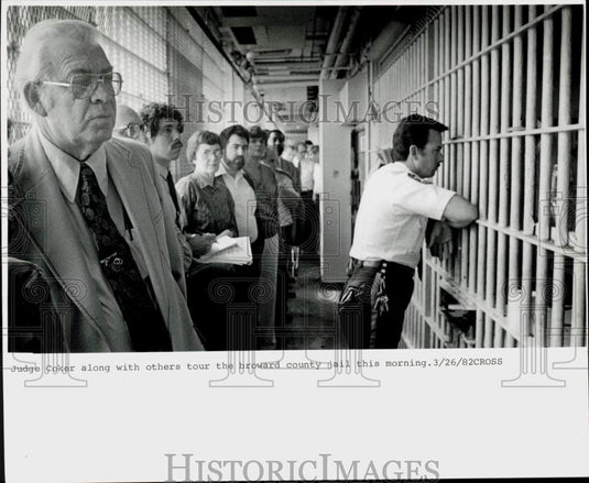 1982 Press Photo Judge Coker Tours Broward County Jail - lra81127- Historic Images