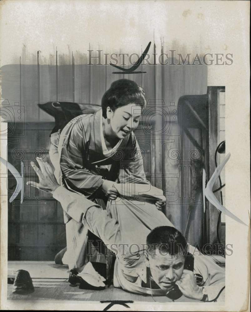 1956 Press Photo Actress Machiko Kyo and Glenn Ford star in a film scene- Historic Images