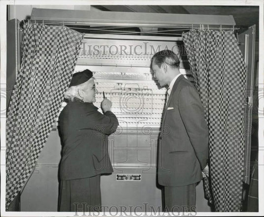1958 Press Photo Lean Cristopher demonstrates voting machine at Assembly Hotel- Historic Images