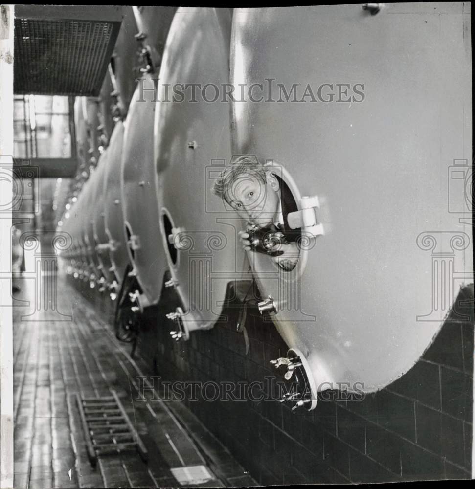 1961 Press Photo Irving Desfor peeks out of wine tank in Stuttgart, Germany- Historic Images