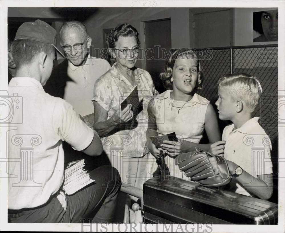 1964 Press Photo Mr. &amp; Mrs Charles Brill with grandchildren Barbara Jean, Dickie- Historic Images