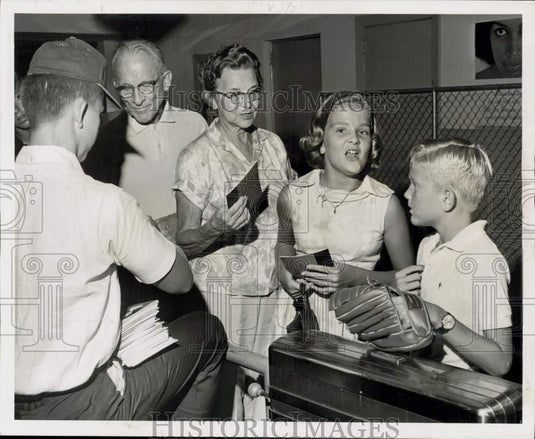 1964 Press Photo Mr. & Mrs Charles Brill with grandchildren Barbara Jean, Dickie- Historic Images