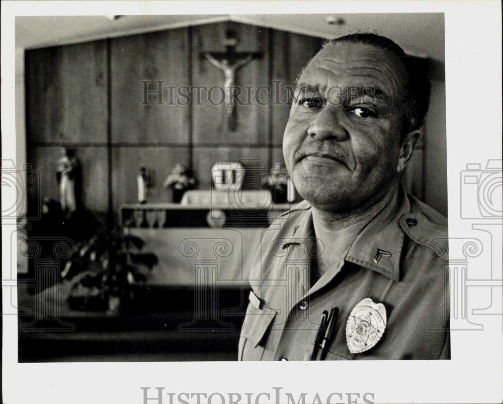 1981 Press Photo Police George Gibson inside the Christ the King Church- Historic Images