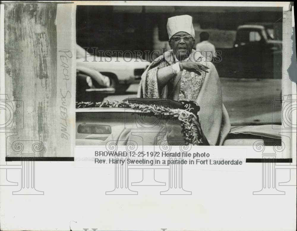 1972 Press Photo Reverend Harry Sweeting in parade in Fort Lauderdale- Historic Images