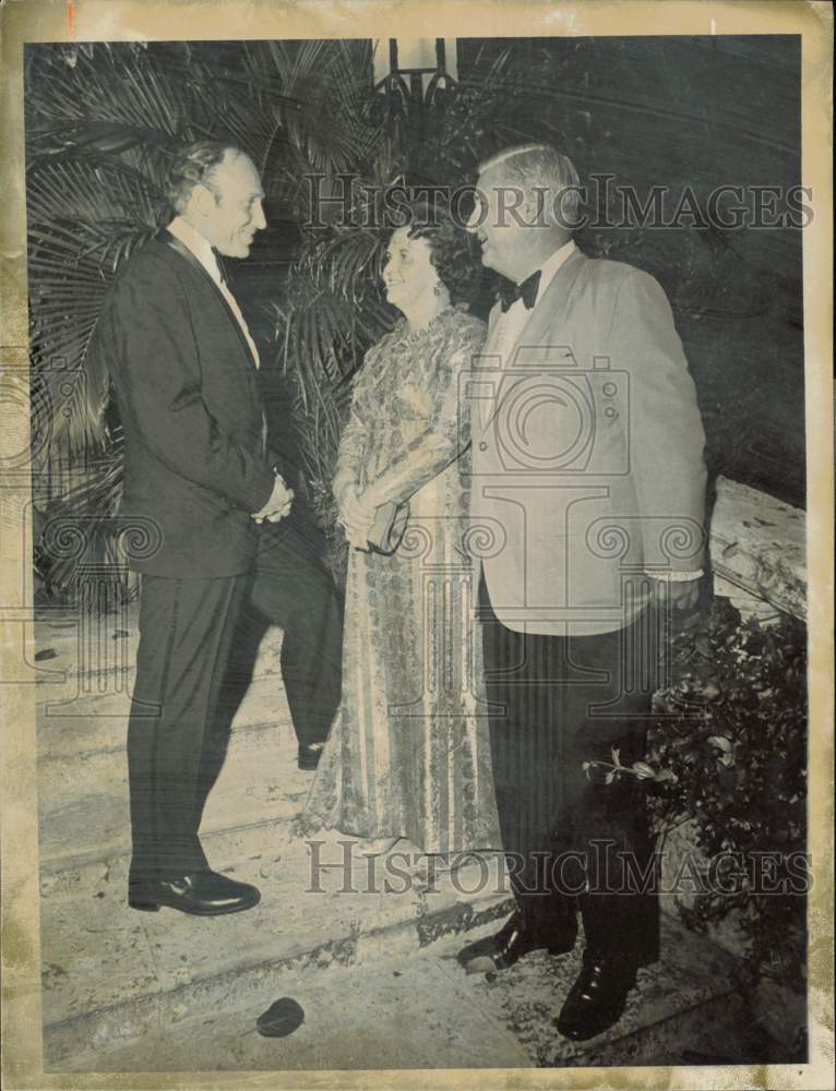 1973 Press Photo James Farquhar, wife talk with Abraham Fischler at an event, FL- Historic Images