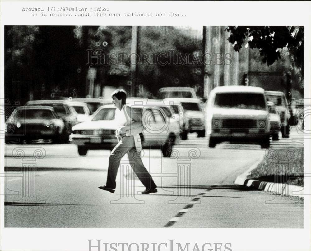 1987 Press Photo A jaywalker crosses the 1600 East Hallandale Beach Boulevard- Historic Images