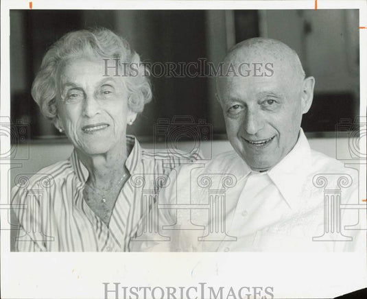 1983 Press Photo David and Bertha Kopf take time to relax at home - lra87676- Historic Images