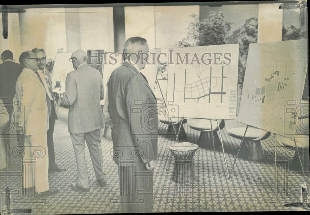 1974 Press Photo Officials look at drawings of Pershing Square at Crown Hotel- Historic Images