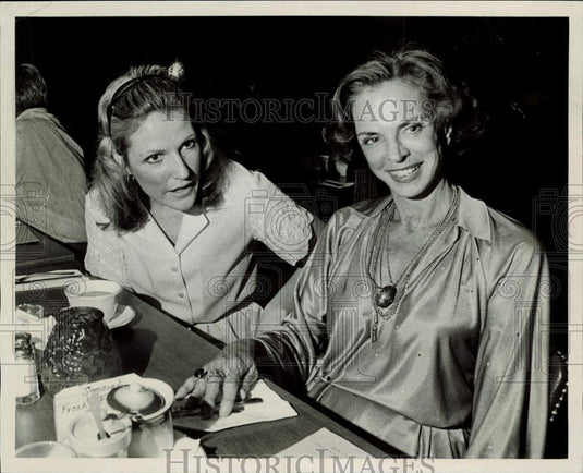 1978 Press Photo Mrs. Mike Curb and Mrs. Evelle Younger, candidates' wives- Historic Images