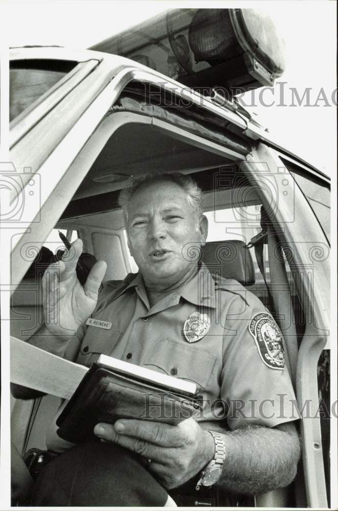 1982 Press Photo Metro Northwest Station officer Rene Reineke in police car- Historic Images