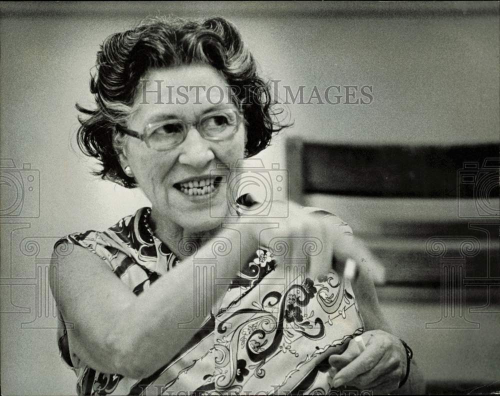 1973 Press Photo Doctor Edith Lord speaks during class in Miami, Florida- Historic Images