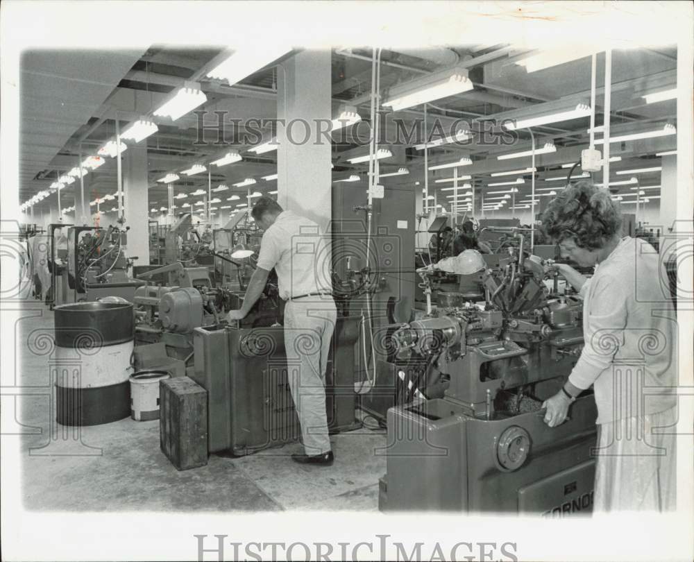 1966 Press Photo Machine operators at Sunbeam Electronics Plant, Fort Lauderdale- Historic Images