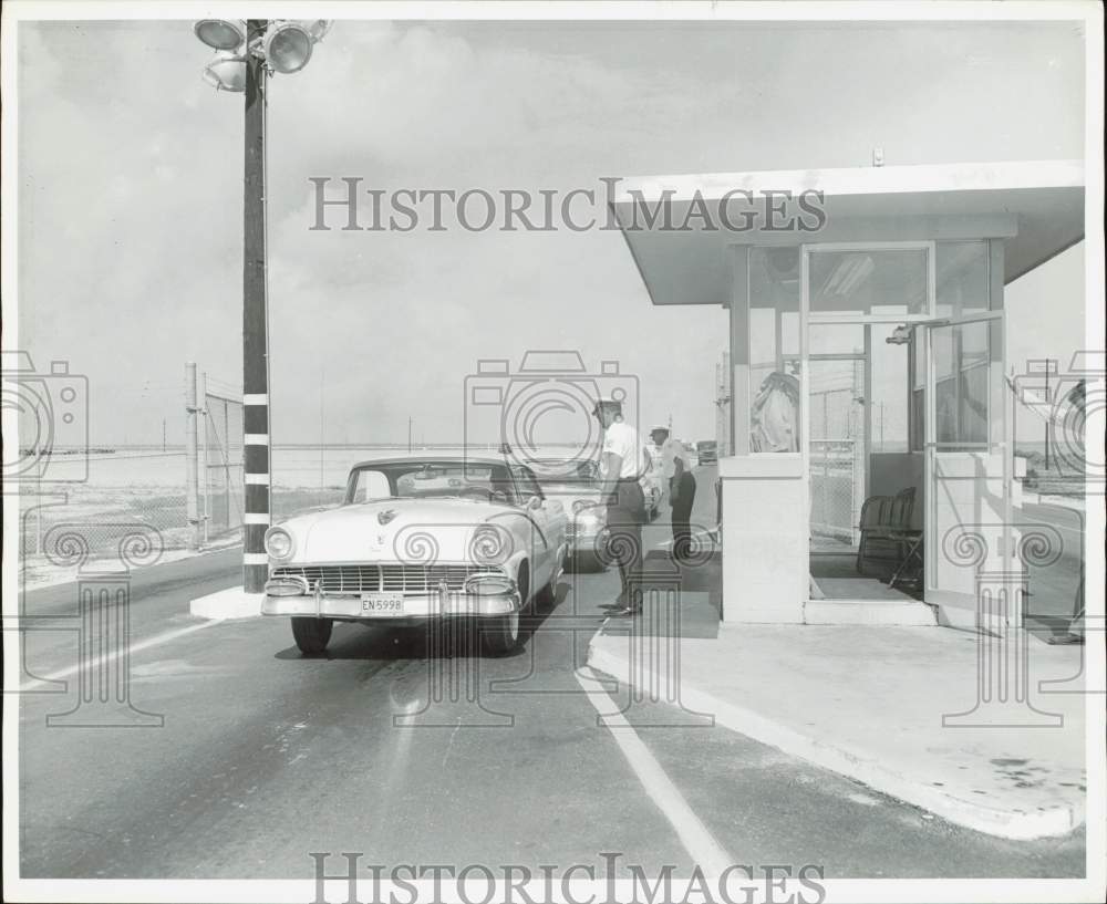 Press Photo Drivers stop at check point in Cocoa, Florida - lra90862- Historic Images