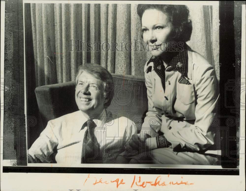 1976 Press Photo Jimmy Carter and wife watching TV results in Orlando- Historic Images