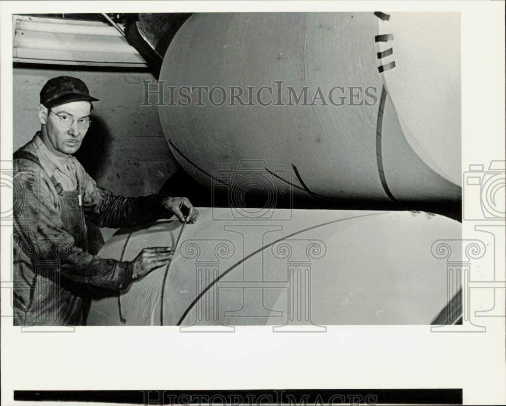 1951 Press Photo Worker Clyde Harrison applies plaster tape to newsprint roll- Historic Images