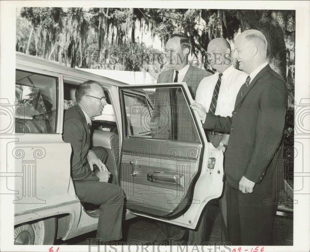 1966 Press Photo Ministers enter car for conservation tour of Manatee River, FL- Historic Images