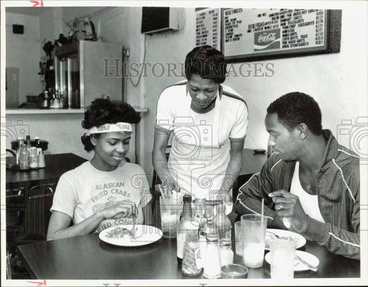 1985 Press Photo Jessie Nesbitt serves food to customers at Mom's Kitchen- Historic Images