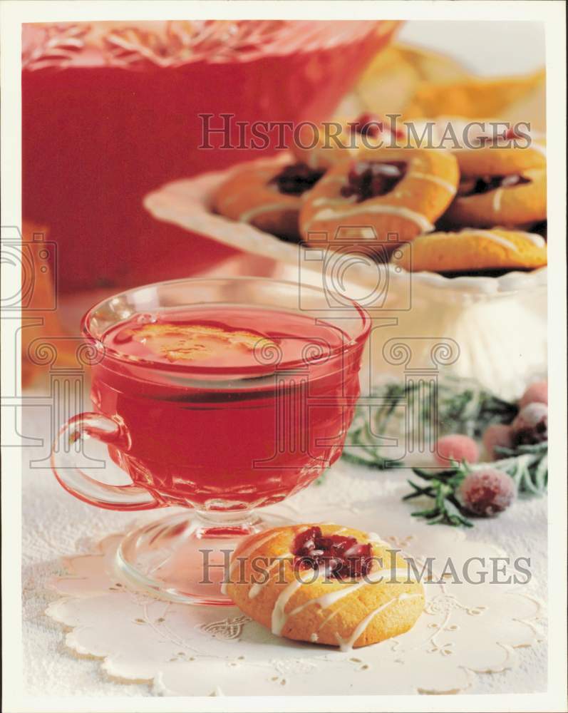 1994 Press Photo A glass of festive cranberry punch and cranberry thumbprints- Historic Images