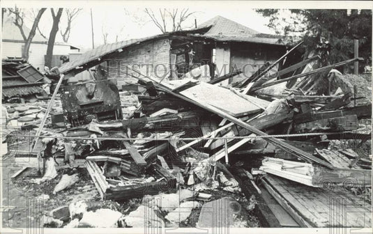 1975 Press Photo Debris scattered following an explosion at the Jason home- Historic Images