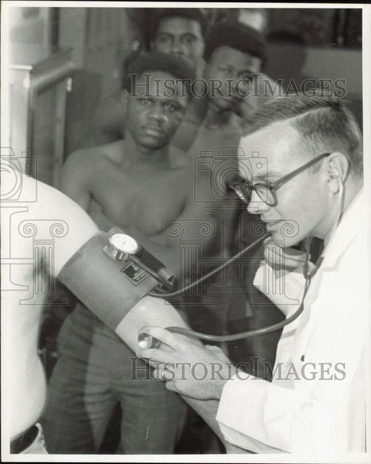 Press Photo Captain Charles Allen checking potential member of armed forces, GA- Historic Images