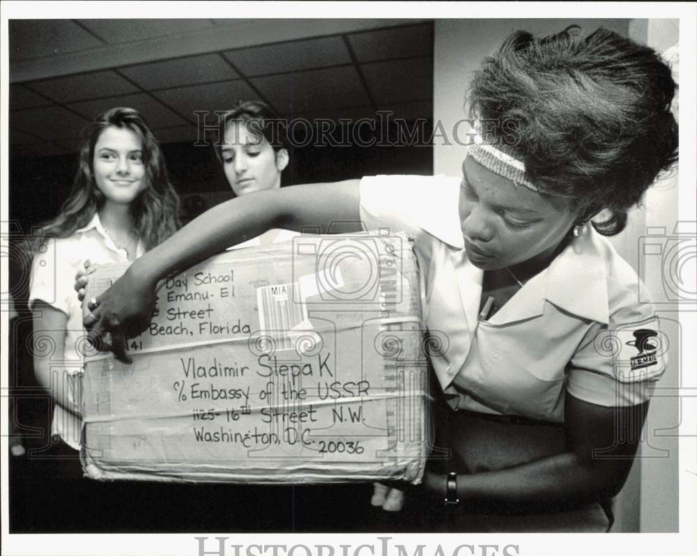 1987 Press Photo Rose Hudson returns package to Lehrman Day School, Florida- Historic Images