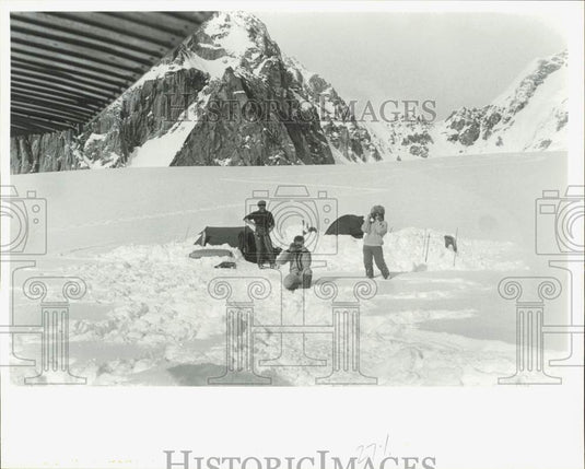 1986 Press Photo French Climbers Photograph Departing Plane on Kahiltna Glacier- Historic Images