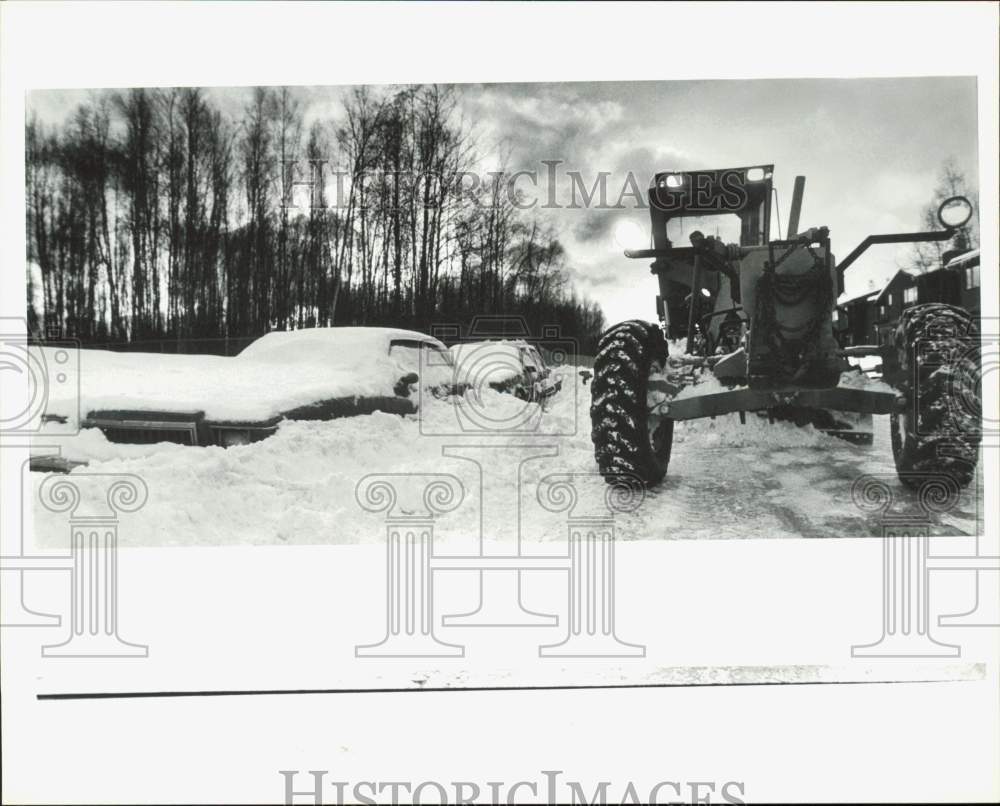 1987 Press Photo Grader Used to Remove Snow Around Cars - lrb05340- Historic Images