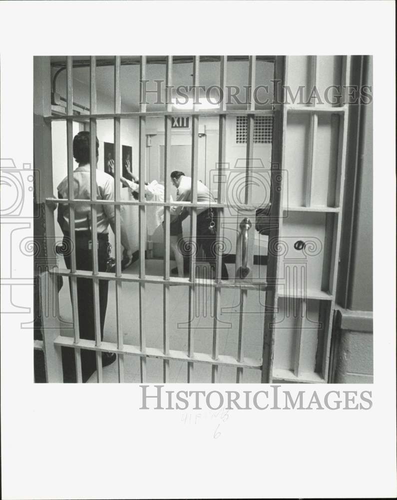 1986 Press Photo Correction officers inspecting prisoner at the 6th Avenue Jail- Historic Images