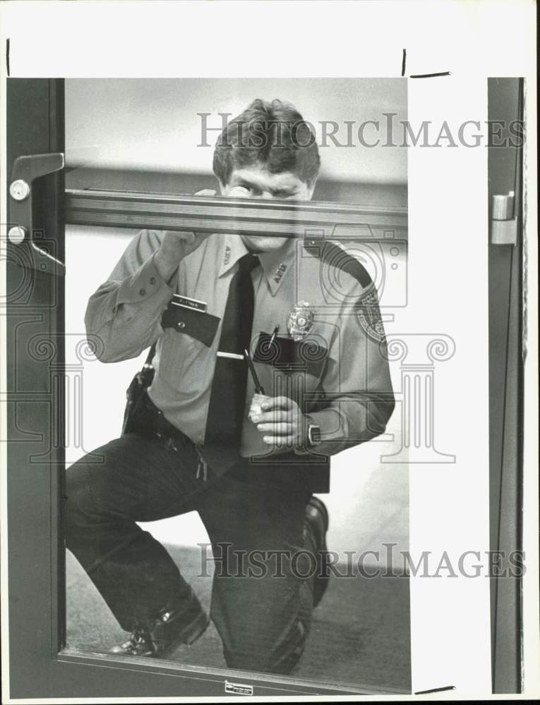 1985 Press Photo Dale Pittman looks for fingerprints at 1st National Bank, AK- Historic Images