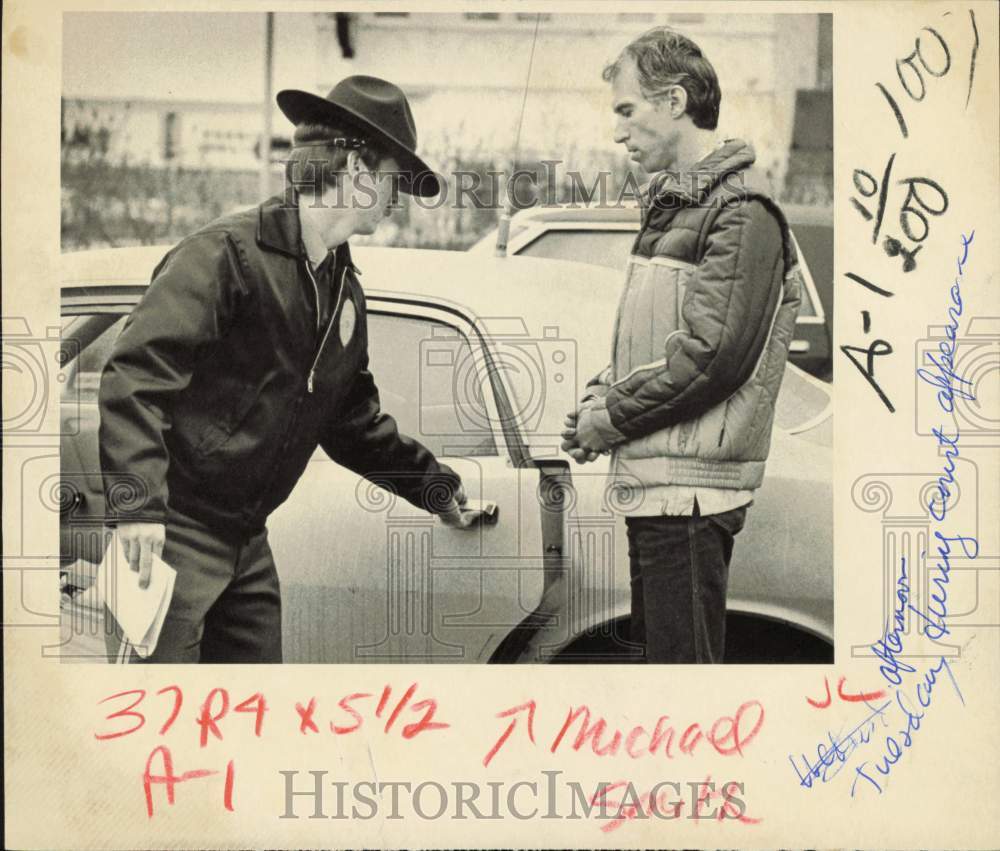 Press Photo Michael Smith getting into a police car after court appearance- Historic Images