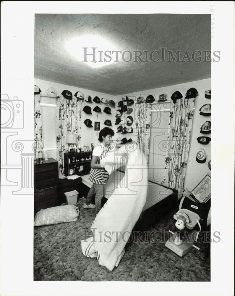 1986 Press Photo Natalia Mojica of Minimaid Changes Linen in Boys&#39; Room- Historic Images