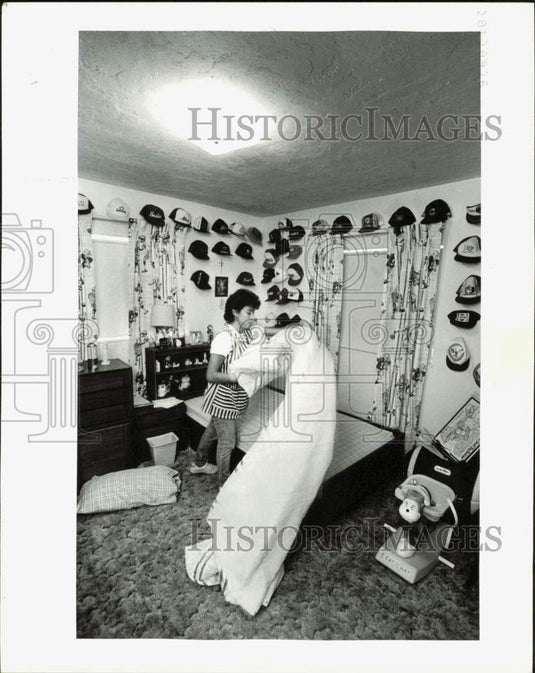 1986 Press Photo Natalia Mojica of Minimaid Changes Linen in Boys' Room- Historic Images