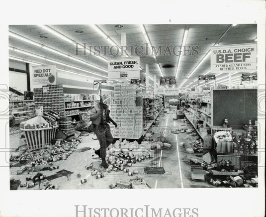 1980 Press Photo Guardsman in grocery store looted in racial demonstration, FL- Historic Images