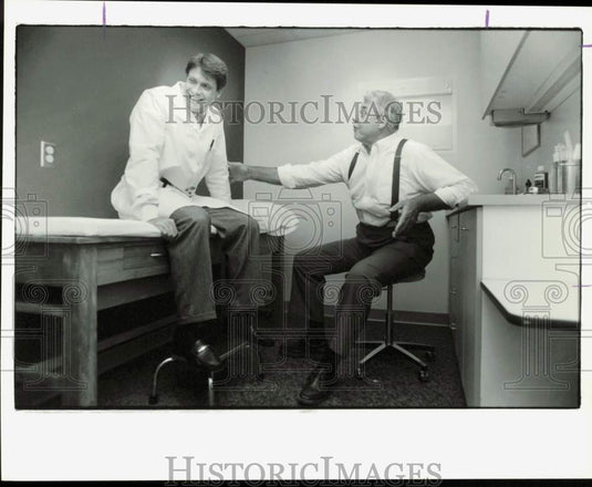 1990 Press Photo Dr. Brigham and Dr. Robert Payne discuss doctor's surgery- Historic Images