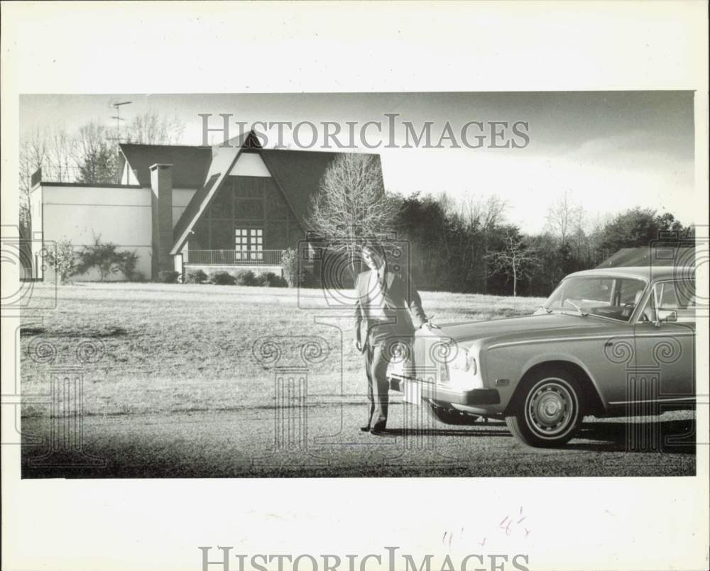 1980 Press Photo Earl Owensby poses with his car at his Shelby mansion- Historic Images