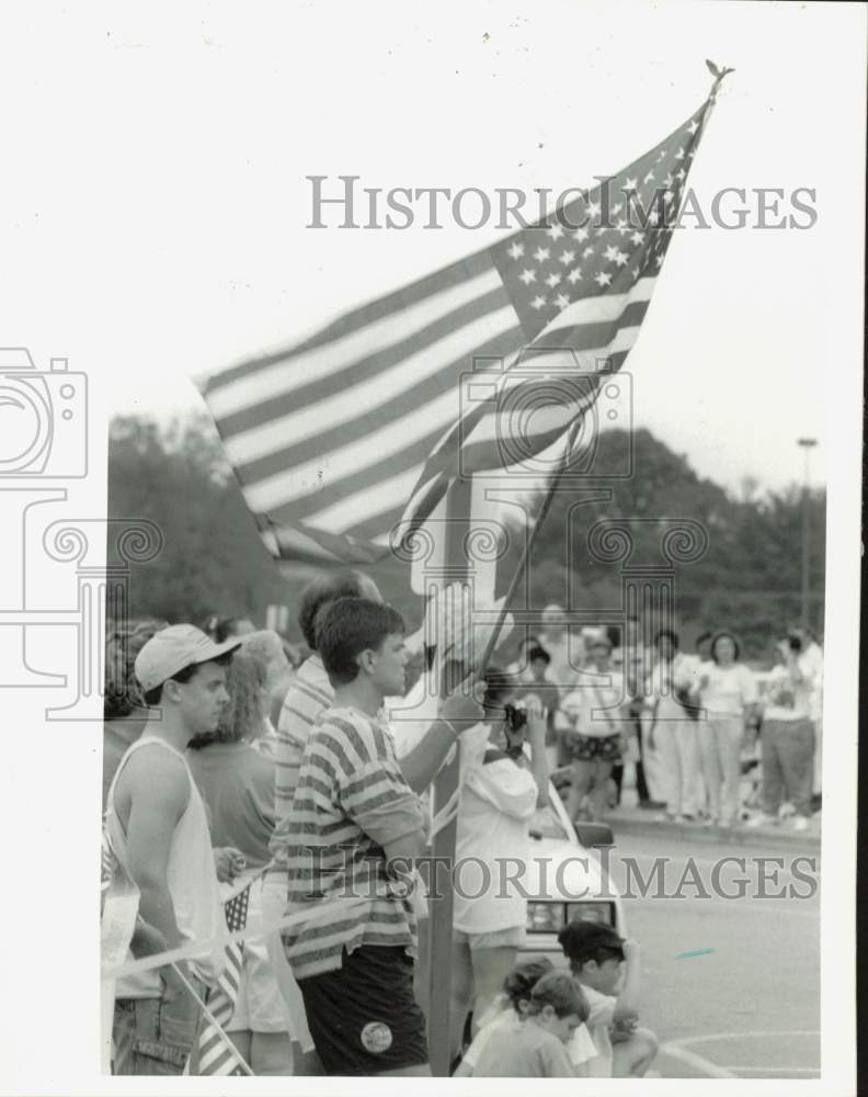 1991 Press Photo Person waving American Flag at Troop Rally, Salisbury, N.C.- Historic Images